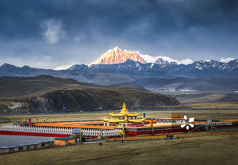 塔公草原雅拉雪山自然风光图片素材