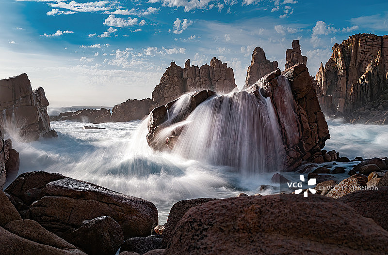 激浪——墨尔本菲利普海滩，激浪在礁石内冲出，浪花迸射图片素材