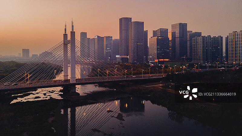 夕阳下的义乌丝路金融小镇 中福广场 商博大桥 新光汇图片素材