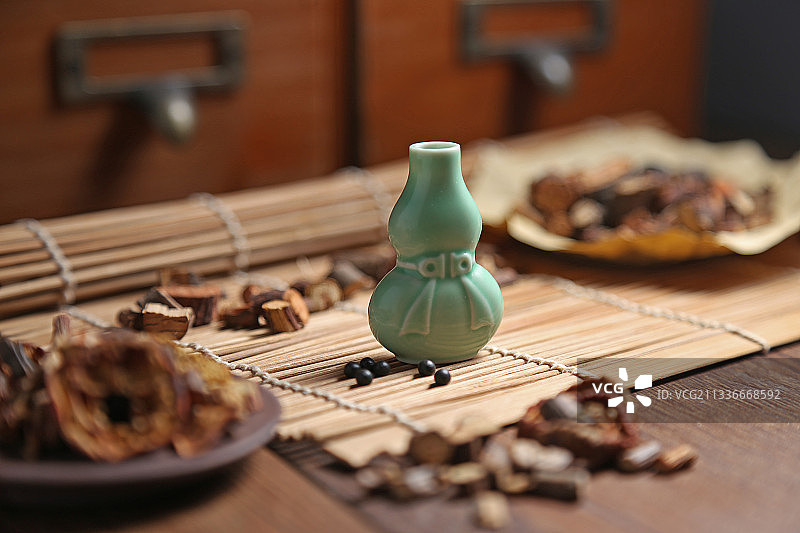 中成药丸和中药材放在中药柜前图片素材