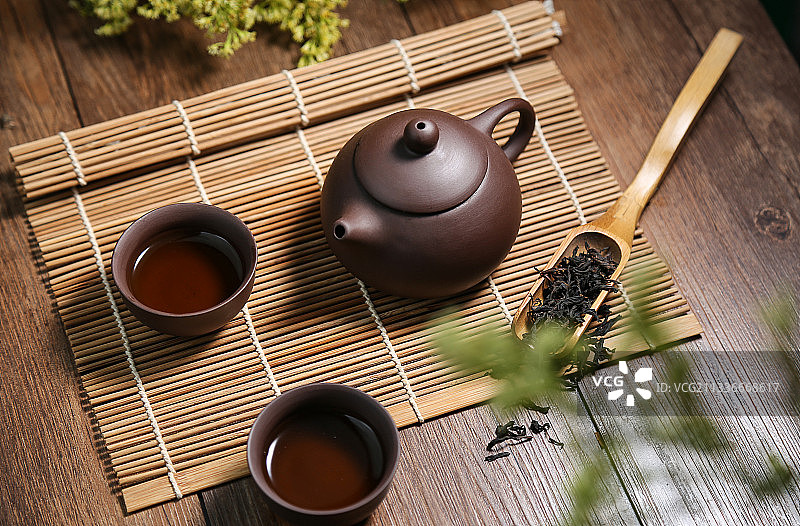 紫砂壶茶具放在竹帘上图片素材