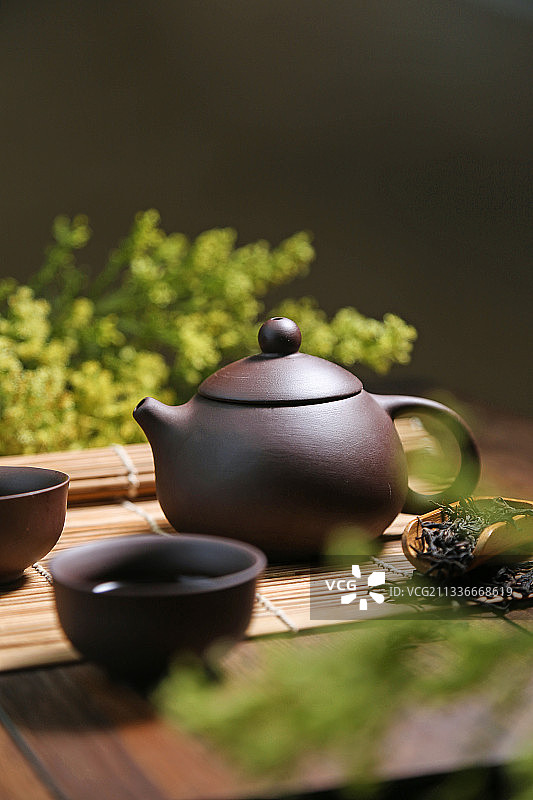 紫砂壶茶具放在竹帘上图片素材