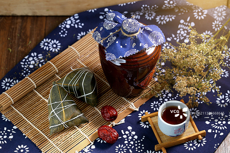 端午节粽子和雄黄酒图片素材