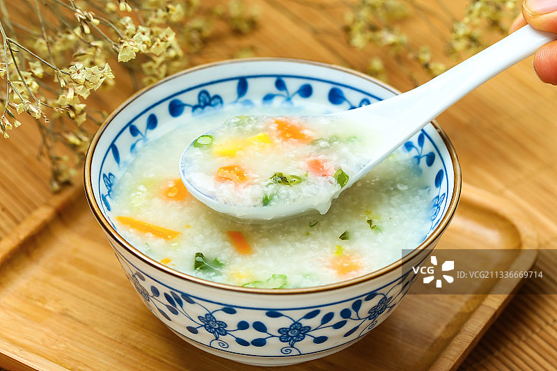 蔬菜粥放在青花瓷碗里图片素材