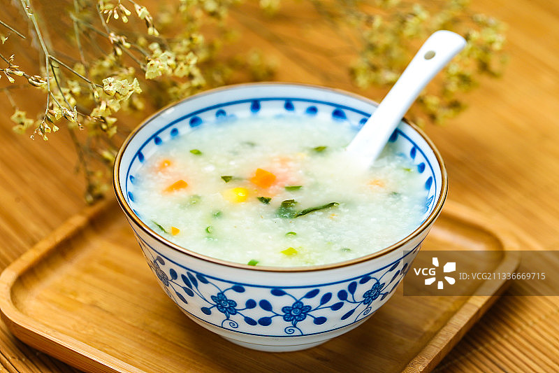 蔬菜粥放在青花瓷碗里图片素材