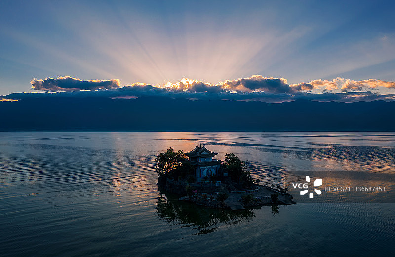 云南大理洱海小普陀日落光束图片素材