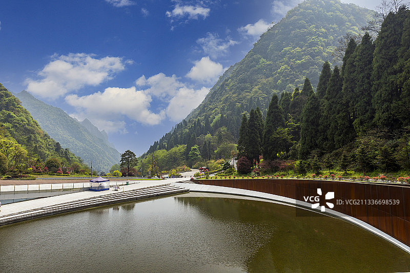 贵州省遵义市娄山关红军战斗遗址陈列馆前水池图片素材