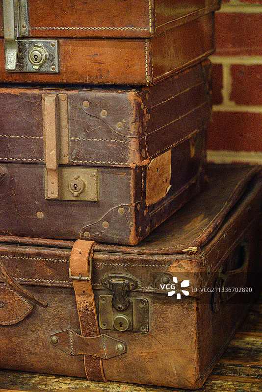红墙前的三个古董老皮箱图片素材