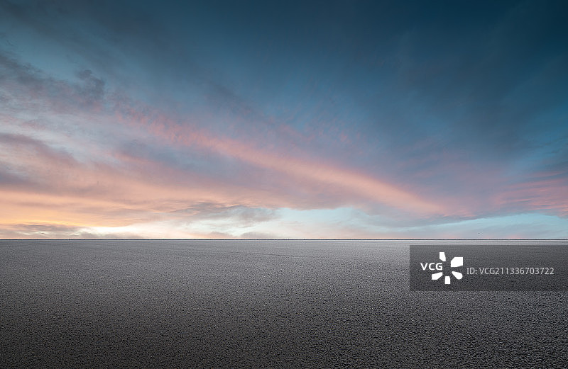 黄昏柏油路图片素材