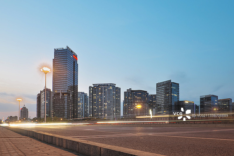 北京凤凰购物中心三元桥夜景车轨图片素材