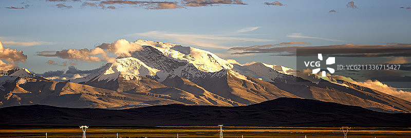 纳木那尼峰日落图片素材