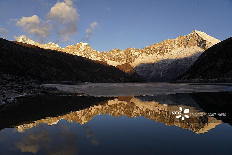 库拉岗日日照金山图片素材