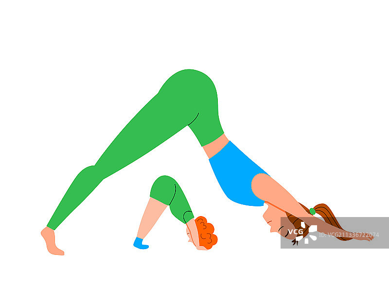 母亲和儿子一起做瑜伽，做狗脸朝下的姿势图片素材