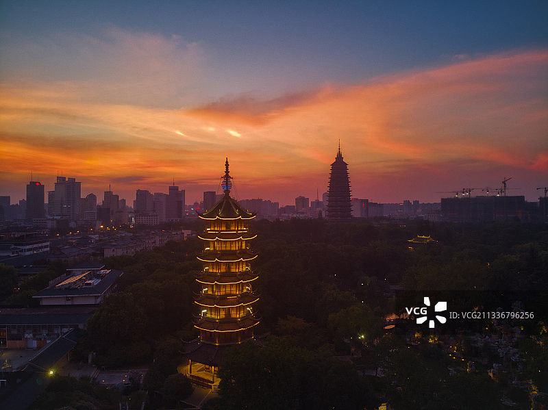 江苏省常州市天宁区红梅公园文笔塔与天宁宝塔晚霞双塔航拍图片素材