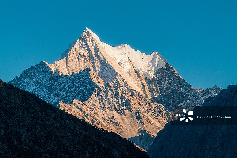 四川甘孜州稻城亚丁雪山日照金山自然风光图片素材