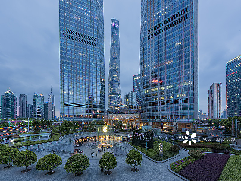 上海浦东国金中心夜景图片素材