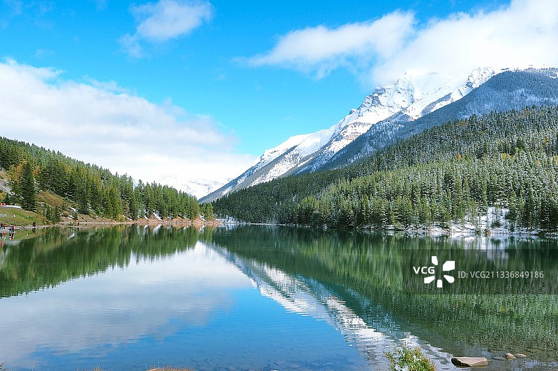 雪后初晴-加拿大班夫国家公园双杰克湖图片素材