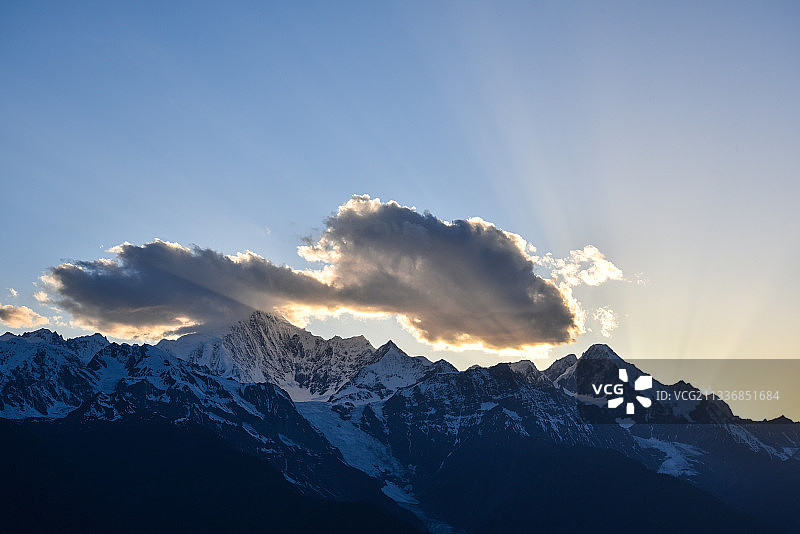 梅里雪山主峰卡瓦博格日落余晖图片素材