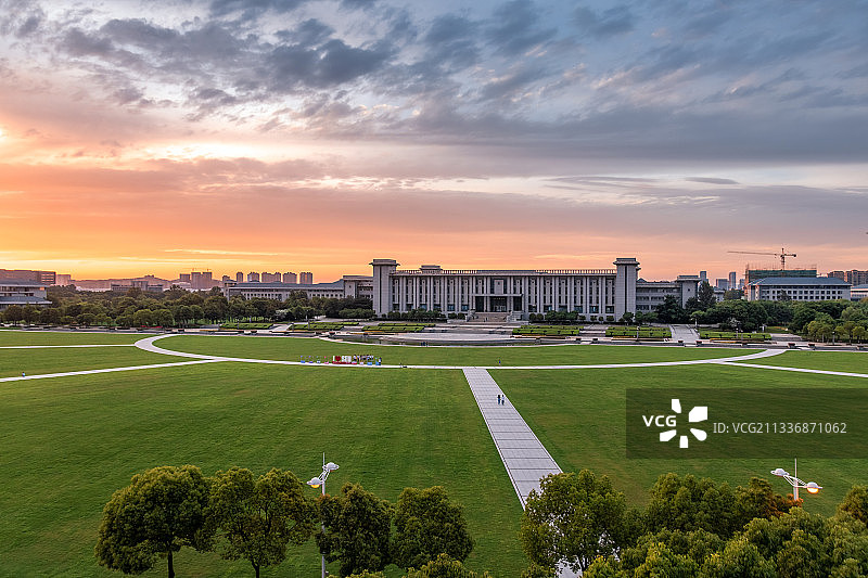 江苏省南京市东南大学九龙湖校区李文正图书馆和大草坪校园晚霞图片素材