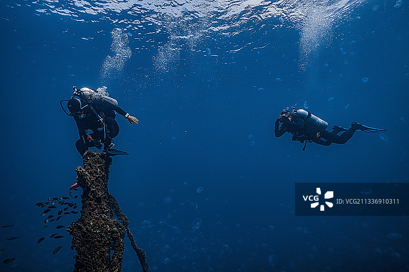 终于顶流站上沉船桅杆的教练图片素材