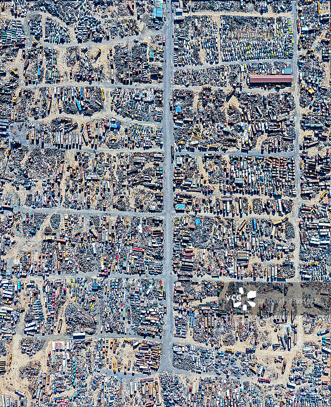 废旧汽车，堆积场，汽车垃圾场，金属，废金属，铁，钢铁，损坏，图片素材