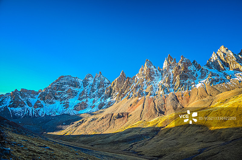 玉树藏族自治州尕朵觉沃神山图片素材
