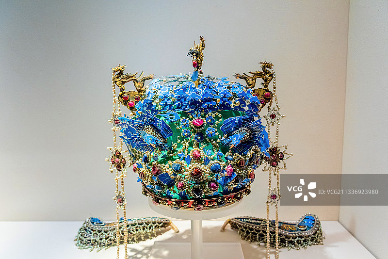 中国北京故宫珍宝馆明代点翠嵌珍珠宝石金龙凤冠图片素材