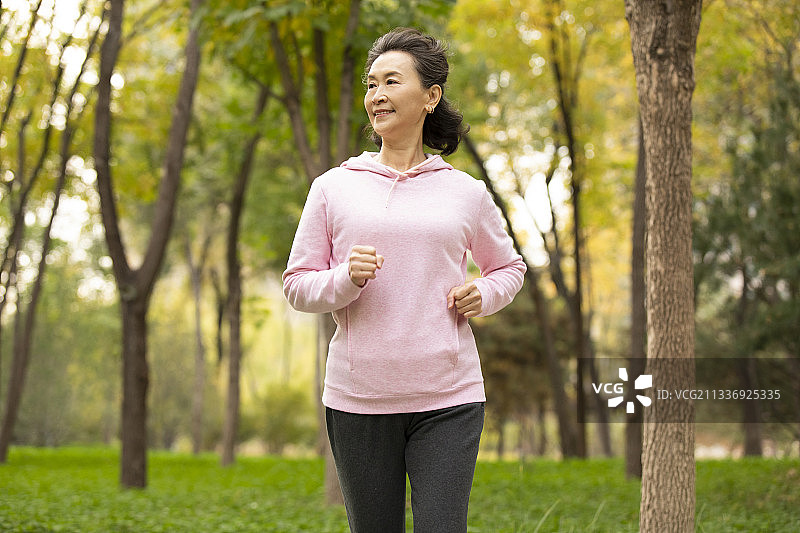 开心的老年女子在公园跑步图片素材