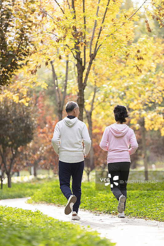 开心的老年夫妇在公园跑步图片素材
