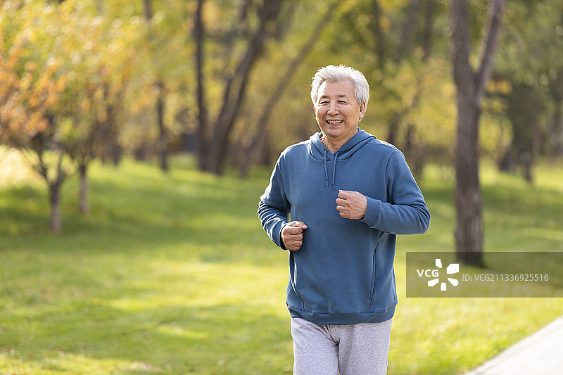 开心的老年男子在公园跑步图片素材