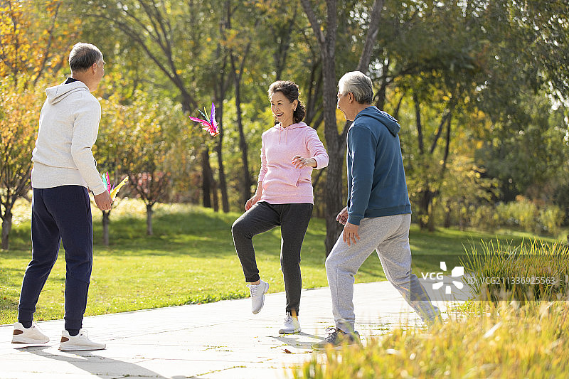 快乐的老年人在公园一起踢毽子图片素材