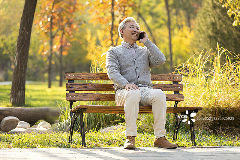 老年男子在公园打电话图片素材
