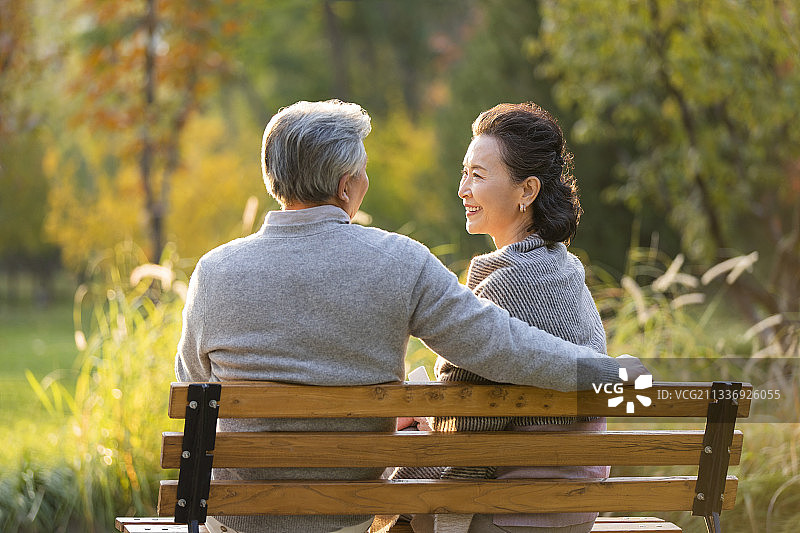 老年夫妇在公园放松身心图片素材