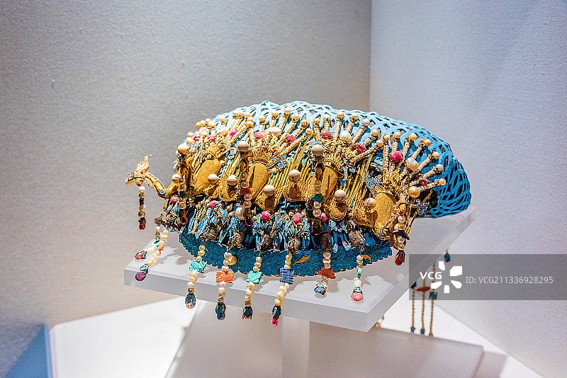 中国北京故宫珍宝馆清代金累丝嵌珍珠宝石五凤钿图片素材