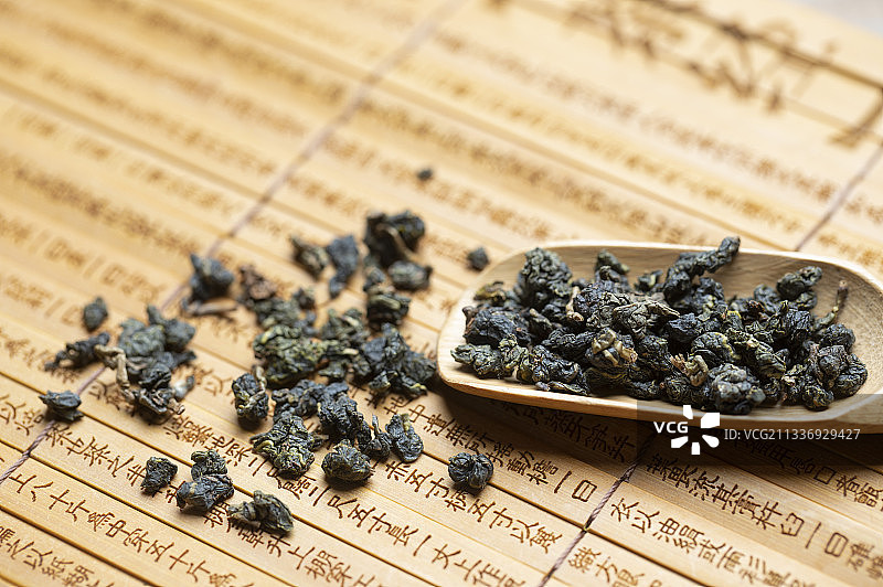 茶经上摆放着红茶茶叶及茶则图片素材