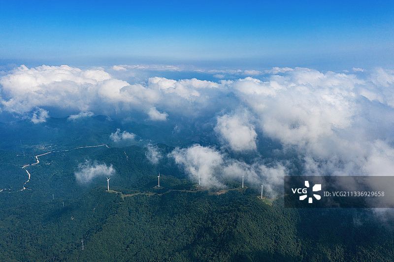 河南信阳新县大别山风电场夏季云海航拍图片素材