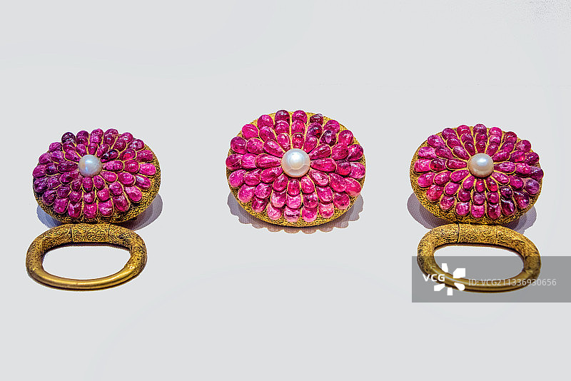 中国北京故宫珍宝馆清代铜镀金嵌珍珠红宝石带饰图片素材