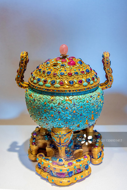 中国北京故宫珍宝馆清代金嵌宝石炉图片素材