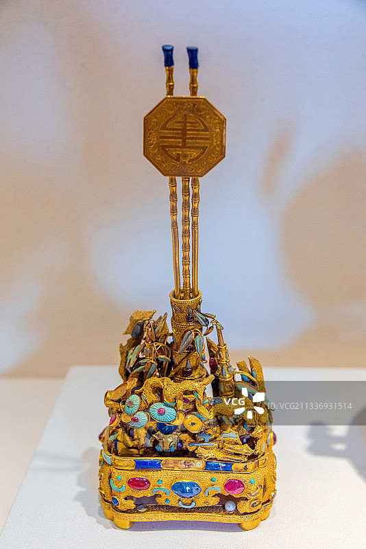 中国北京故宫珍宝馆清代金嵌宝石瓶图片素材