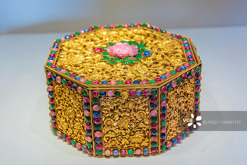 中国北京故宫珍宝馆清代金錾花卉纹嵌宝石盒图片素材