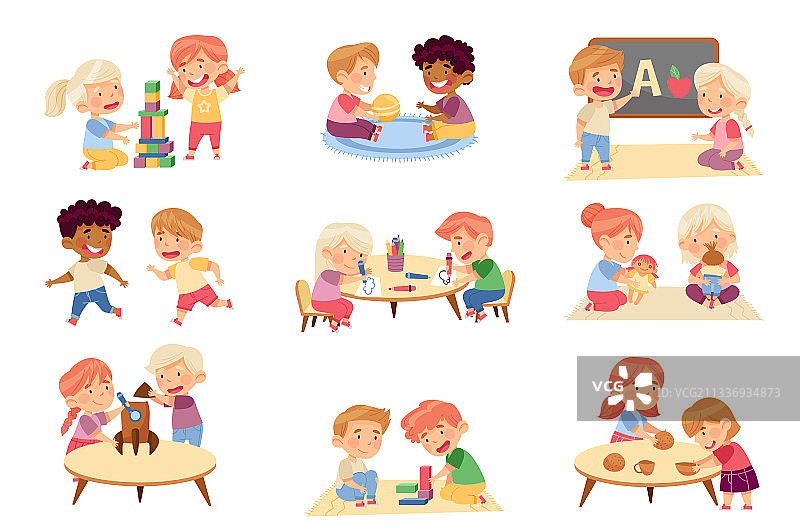 幼儿园里孩子们玩玩具游戏图片素材