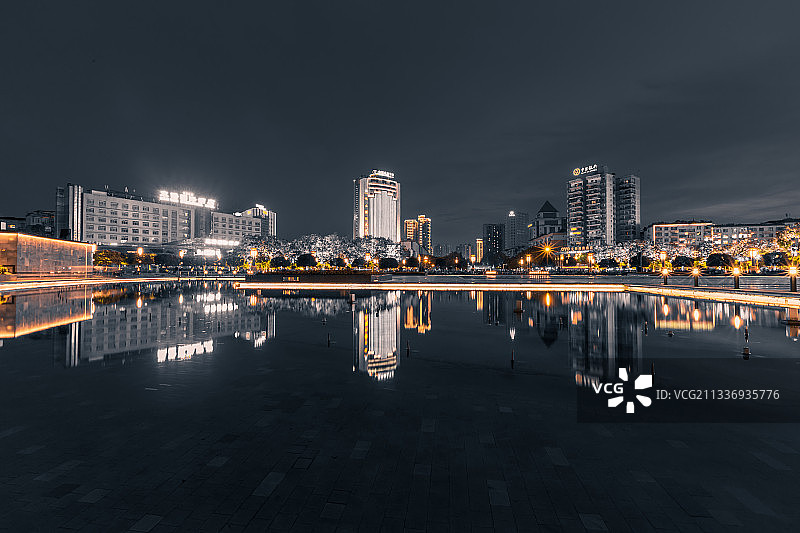 夜幕下的广场图片素材