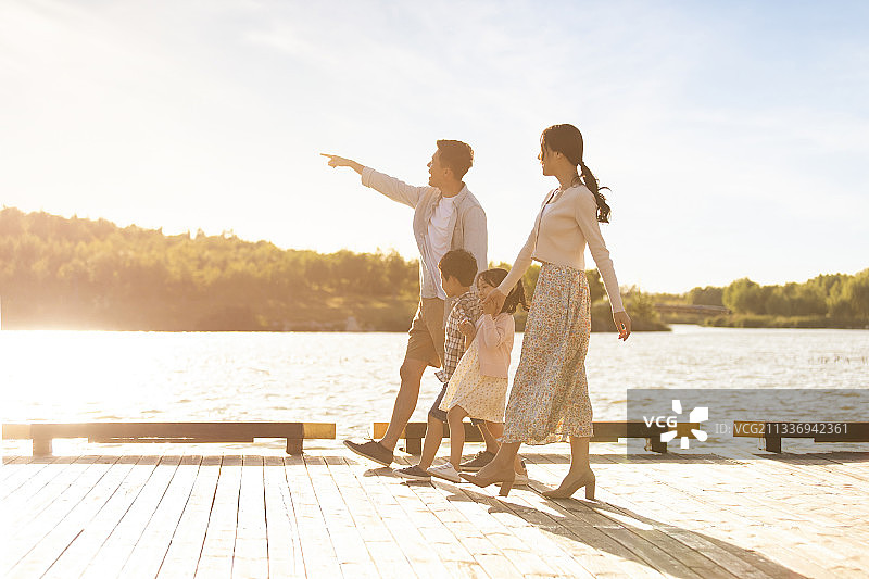 快乐的年轻家庭逛公园图片素材