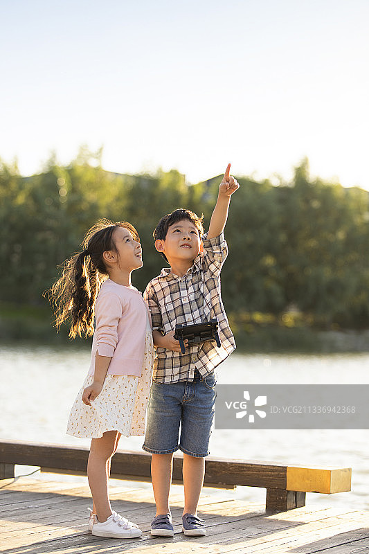快乐的儿童玩遥控玩具图片素材