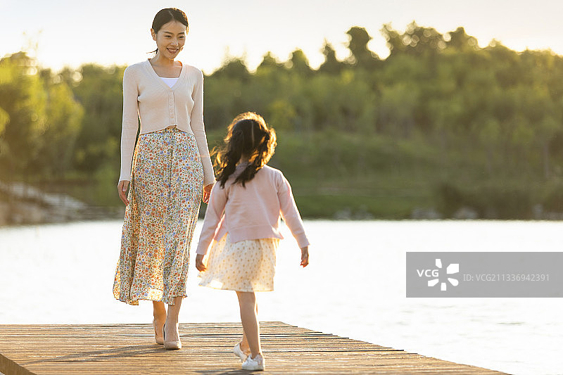 快乐的母女俩逛公园图片素材