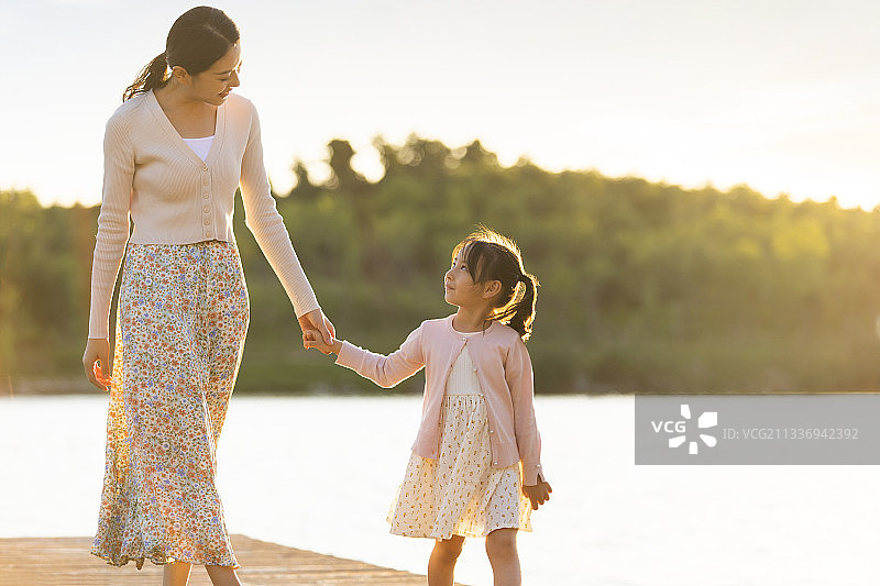 快乐的母女俩逛公园图片素材