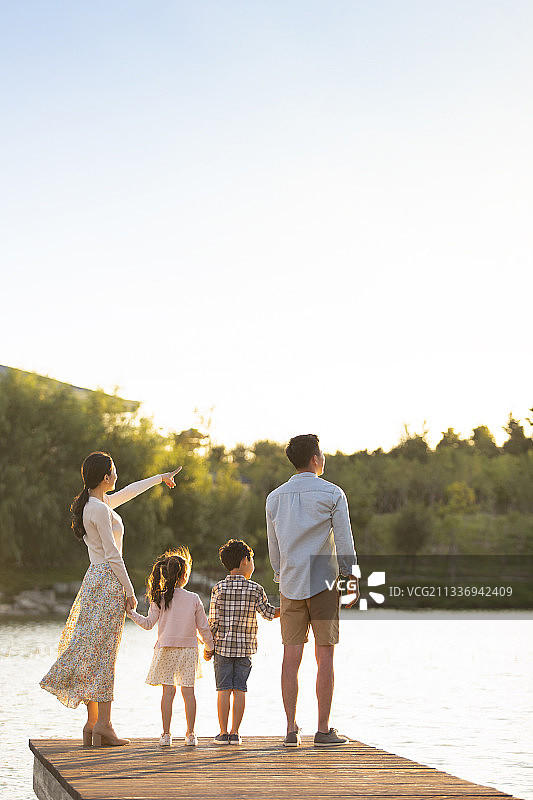 快乐的年轻家庭逛公园图片素材