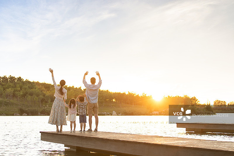 快乐的年轻家庭逛公园图片素材