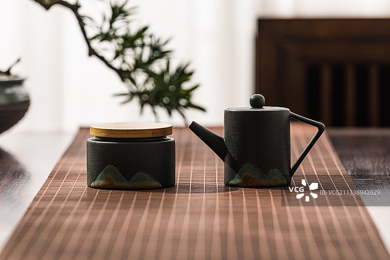 桌子上的远山茶具套装图片素材