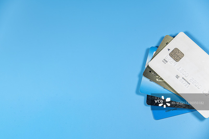 蓝色背景中放着银行卡图片素材